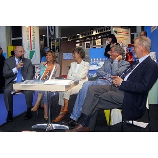 Bertossi, Antonella Nonino, Gloria De Antoni, prof. Renzo Crivelli e Paolo Maurensig nello stand del FVG alla Fiera del Libro di Torino (Torino, 08/05/06)