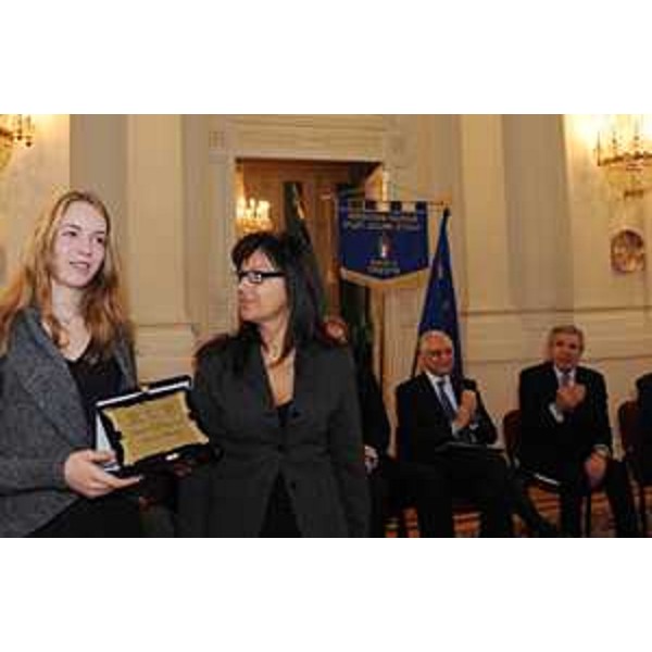 Letizia Strekelj (Atleta pallavolista) e Angela Brandi (Assessore regionale Lavoro, Formazione, Commercio e Pari Opportunità) alla premiazione degli Atleti Azzurri 2010, nel Salone della Prefettura. (Trieste 12/02/11)