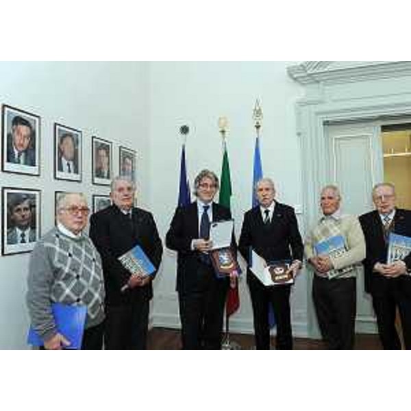 Renzo Tondo (Presidente Friuli Venezia Giulia) riceve la delegazione triestina dell'Unione nazionale Decorati di Medaglia d'Oro di Lunga Navigazione, nella sede della Regione. (Trieste 10/02/11)