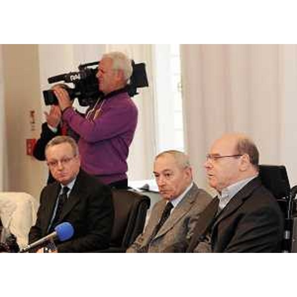 Dario Grohmann (Procuratore presso Tribunale minorile Trieste), Angelo Curto (Procuratore presso Corte d'Appello Trieste) e Vladimir Kosic (Assessore regionale Salute) al tavolo per la sottoscrizione del Protocollo sulle procedure medico legali in caso di violenza sessuale e sulle linee di indirizzo per la gestione delle prove. (Trieste 15/02/11)