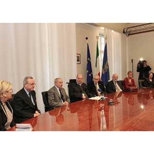 Vladimir Kosic (Assessore regionale Salute) al tavolo per la sottoscrizione del Protocollo sulle procedure medico legali in caso di violenza sessuale e sulle linee di indirizzo per la gestione delle prove. (Trieste 15/02/11)