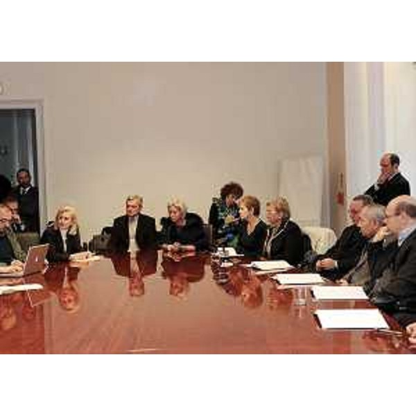 Vladimir Kosic (Assessore regionale Salute) al tavolo per la sottoscrizione del Protocollo sulle procedure medico legali in caso di violenza sessuale e sulle linee di indirizzo per la gestione delle prove. (Trieste 15/02/11)