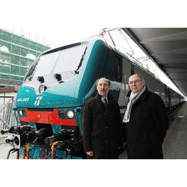 Riccardo Riccardi (Assessore regionale Infrastrutture e Mobilità) e Mario Pettenella (Direttore regionale Trenitalia) alla consegna del "treno rinnovato" per il servizio pendolari del FVG. (Trieste 15/02/11)