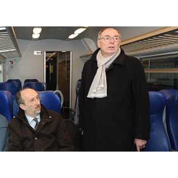 Riccardo Riccardi (Assessore regionale Infrastrutture e Mobilità) e Mario Pettenella (Direttore regionale Trenitalia) alla consegna del "treno rinnovato" per il servizio pendolari del FVG. (Trieste 15/02/11)