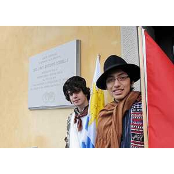 Due studenti accanto alla targa appena dedicata ad Antonio Comelli (Presidente Friuli Venezia Giulia 1973-1984) nel Collegio del Mondo Unito dell'Adriatico. (Duino 17/02/11)