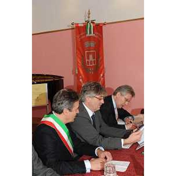 Giorgio Ret (Sindaco Duino-Aurisina), Renzo Tondo (Presidente Friuli Venezia Giulia) e Daniele Bertuzzi (Capo Gabinetto Regione FVG) nel corso della seduta della Giunta regionale al Collegio del Mondo Unito dell'Adriatico. (Duino 17/02/11)