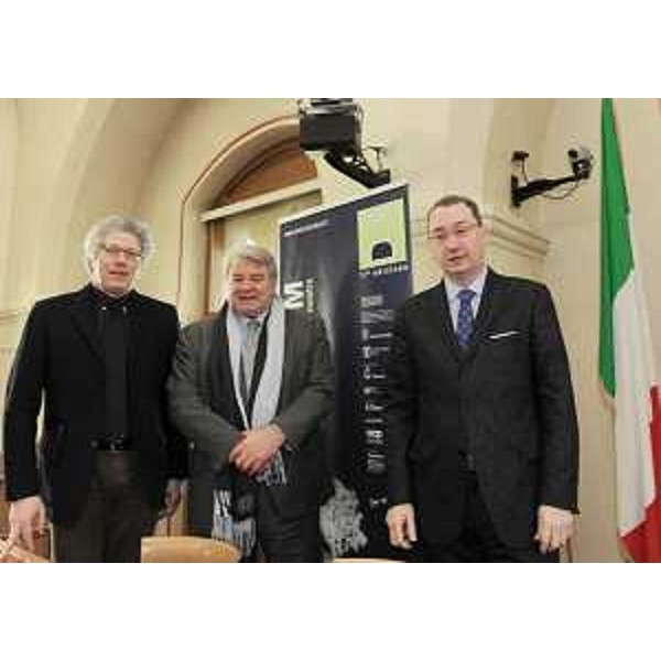 Claudio Cattaruzza (Presidente Associazione Thesis), Elio De Anna (Assessore regionale Cultura) e Sergio Bolzonello (Sindaco Pordenone) alla presentazione della XVII edizione di DedicaFestival, nella sala del Consiglio comunale. (Pordenone 18/02/11)