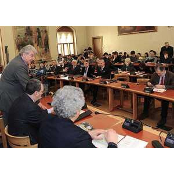 Elio De Anna (Assessore regionale Cultura) interviene alla presentazione della XVII edizione di DedicaFestival, nella sala del Consiglio comunale. (Pordenone 18/02/11)