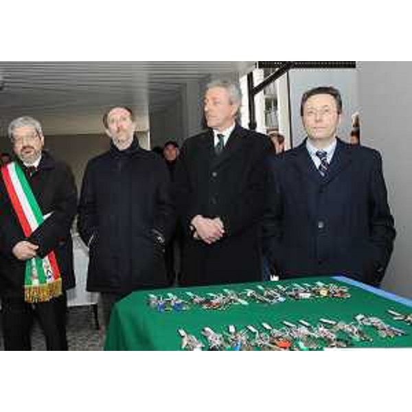 Furio Honsell (Sindaco Udine), Riccardo Riccardi (Assessore regionale Lavori pubblici), Attilio Vuga (Presidente ATER Udine) e Lorio Morello (Vicepresidente ATER Udine) alla consegna delle palazzine ATER di via Mantova 56-58. (Udine 21/02/11)