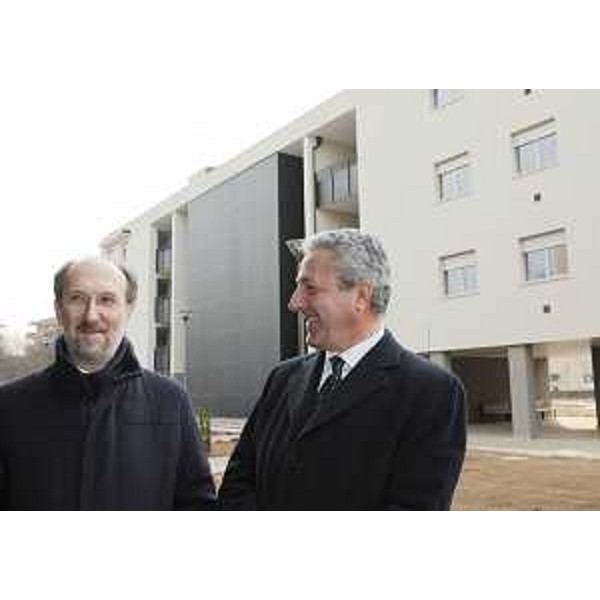Riccardo Riccardi (Assessore regionale Lavori pubblici) e Attilio Vuga (Presidente ATER Udine) accanto alle palazzine ATER di via Mantova 56-58. (Udine 21/02/11)