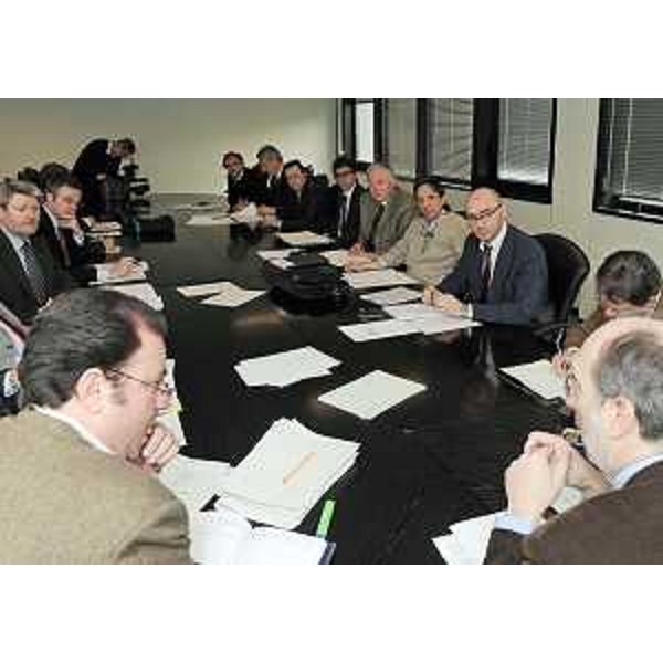 Incontro tra Riccardo Riccardi (Assessore regionale Lavori pubblici) e i presidenti delle ATER FVG - Rocco Lo Bianco (Trieste), Attilio Vuga (Udine), Claudio Serafini (Pordenone), Pietro Zandegiacomo Riziò (Gorizia) e Paolo Pittini (Alto Friuli) - sugli strumenti di risposta al mercato pubblico degli immobili. (Trieste 22/02/11)