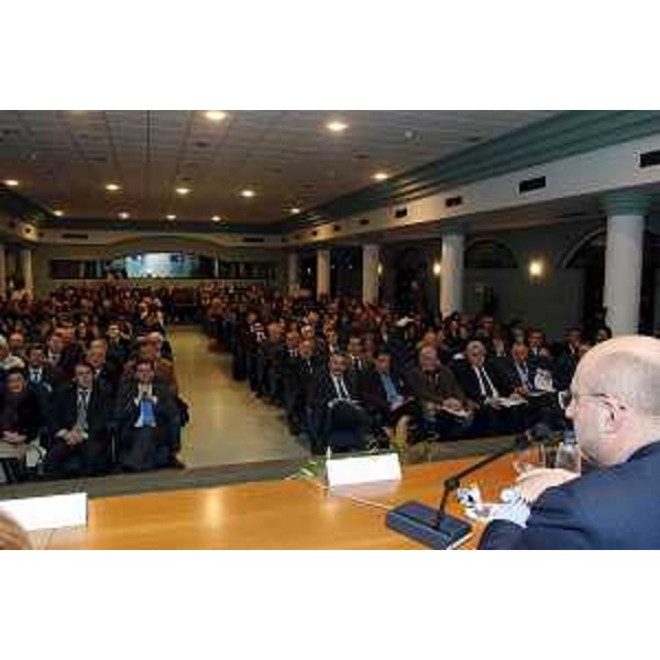 Enrico Bertossi (Assessore regionale alle attività produttive) ritratto duante l'intervento alla Conferenza regionale sul Turismo. (Torreano di Martignacco 07/12/06)
