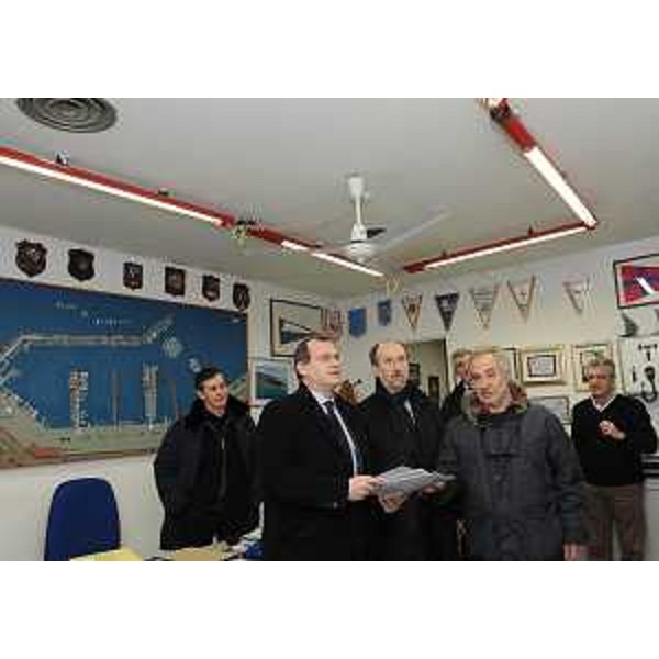 Riccardo Riccardi (Assessore regionale Infrastrutture) e Piero Tononi (Consigliere regionale) con Giovanni Svara (Presidente Società Nautica Grignano) nella sede della Società Nautica Grignano. [Grignano (TS) 22/02/11]