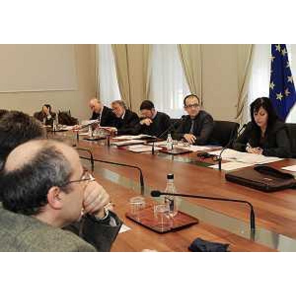 Angela Brandi (Assessore regionale Commercio) al tavolo della riunione dell'Osservatorio regionale sul Commercio, nella sede della Regione. (Trieste 22/02/11)