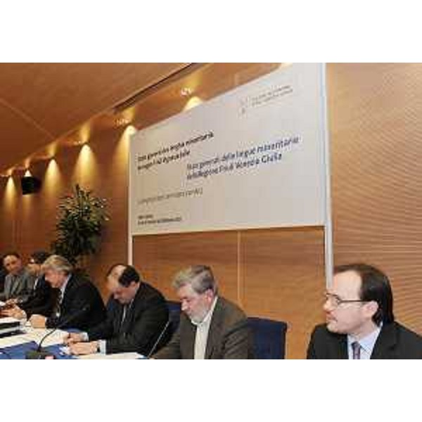 Gli assessori regionali Elio De Anna (Cultura) e Roberto Molinaro (Istruzione) alla terza e conclusiva giornata degli Stati generali delle Lingue minoritarie, dedicata al friulano, all'auditorium della Regione. (Udine 23/02/11)