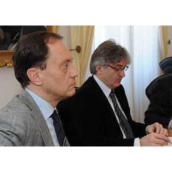 Luca Ciriani (Vicepresidente FVG e assessore regionale Ambiente, Energia e Politiche Montagna, delegato Protezione civile) e Renzo Tondo (Presidente Friuli Venezia Giulia) nel corso della riunione della Giunta regionale. (Trieste 25/02/11)