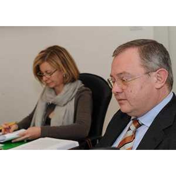 Sandra Savino (Assessore regionale Finanze, Patrimonio e Programmazione) e Andrea Garlatti (Assessore regionale Funzione pubblica, Autonomie locali e Coordinamento Riforme) nel corso della riunione della Giunta regionale. (Trieste 25/02/11)