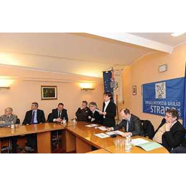 Vanni Lenna (Senatore), Renzo Tondo (Presidente Friuli Venezia Giulia), Laura Zanella (Sindaco Amaro), Riccardo Riccardi (Assessore regionale Mobilità e Trasporti) e Giorgio Santuz (Presidente FVG Strade) nella sede municipale alla consegna dei lavori per il sottopasso sulla SS 52 "Carnica". (Amaro 25/02/11)