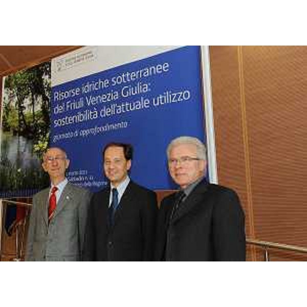 Franco Cucchi (Ordinario Università Trieste), Luca Ciriani (Vicepresidente FVG e Assessore regionale Ambiente) e Giovanni Petris (Direttore regionale Ambiente, Energia e Politiche Montagna) al convegno "Risorse idriche sotterranee del FVG: sostenibilità dell'attuale utilizzo". (Udine 01/03/11)