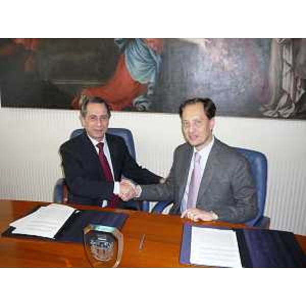 Franco Ionta (Commissario delegato Piano Carceri) e Luca Ciriani (Vicepresidente Regione Friuli Venezia Giulia) siglano l'Intesa istituzionale per la localizzazione di una nuova struttura penitenziaria nella città di Pordenone, nella sede del dipartimento dell'Amministrazione penitenziaria a Roma. (Roma 04/03/11)