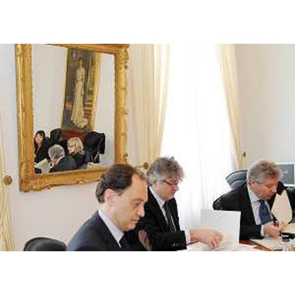 Luca Ciriani (Vicepresidente e assessore regionale Ambiente, Energia e Politiche Montagna, delegato Protezione civile), Renzo Tondo (Presidente Friuli Venezia Giulia) e Daniele Bertuzzi (Segretario generale) nel corso della riunione della Giunta regionale. (Trieste 11/03/11)