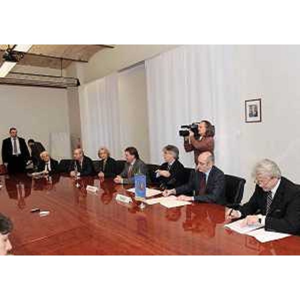 La conferenza stampa seguita alla firma del Protocollo di cooperazione tra FVG e Contea Istriana con Ivan Jakovcic [Presidente Regione Istriana (HR)] e Renzo Tondo (Presidente Friuli Venezia Giulia). (Trieste 15/03/11)