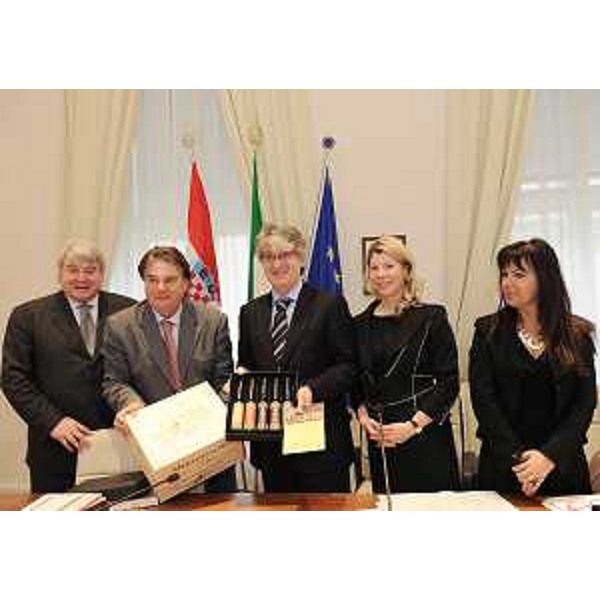 Elio De Anna (Assessore Relazioni internazionali FVG), Ivan Jakovcic [Presidente Regione Istriana (HR)], Renzo Tondo (Presidente Friuli Venezia Giulia), Federica Seganti (Assessore Attività produttive FVG) e Angela Brandi (Assessore Lavoro e Formazione FVG) durante l'incontro per la firma del Protocollo di cooperazione tra FVG e Contea Istriana. (Trieste 15/03/11)