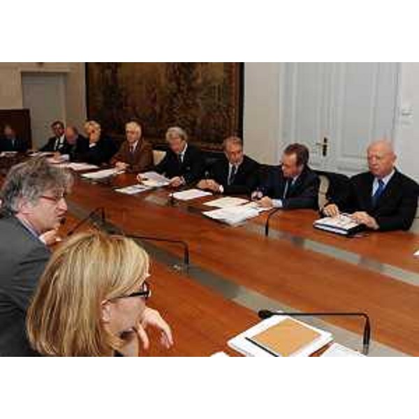 Sandra Savino (Assessore regionale Finanze) e Renzo Tondo (Presidente Friuli Venezia Giulia) illustrano ai rappresentanti delle categorie economiche e delle organizzazioni sindacali il nuovo Regolamento sul credito d'imposta IRAP messo a punto dalla Regione. (Trieste 16/03/11)