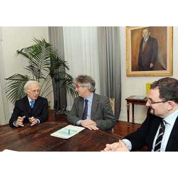 Torcuato Di Tella (Ambasciatore di Argentina in Italia), Renzo Tondo (Presidente Friuli Venezia Giulia) e Giorgio Carbonara (Portavoce presidente Tondo) nella sede della Regione. (Trieste 16/03/11)