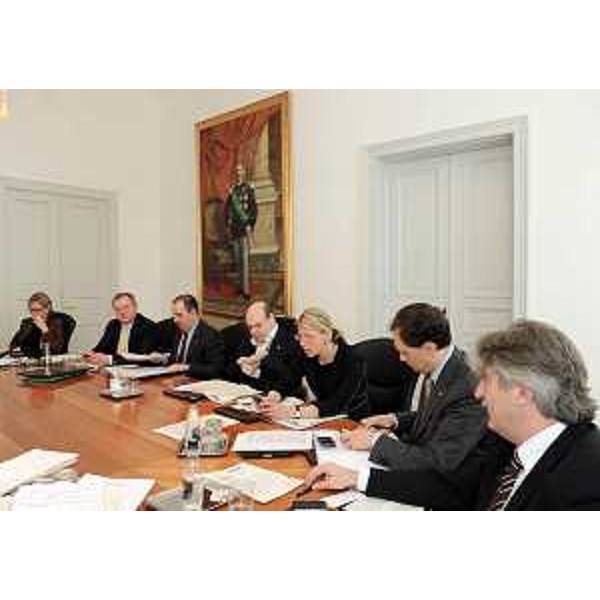 Gli assessori regionali Savino (Finanze), Garlatti (Funzione pubblica), Violino (Agricoltura), Kosic (Salute), Seganti (Attività produttive), Ciriani (Ambiente e Protezione civile) e il presidente del FVG Tondo durante la riunione della Giunta regionale. (Trieste 18/03/11)