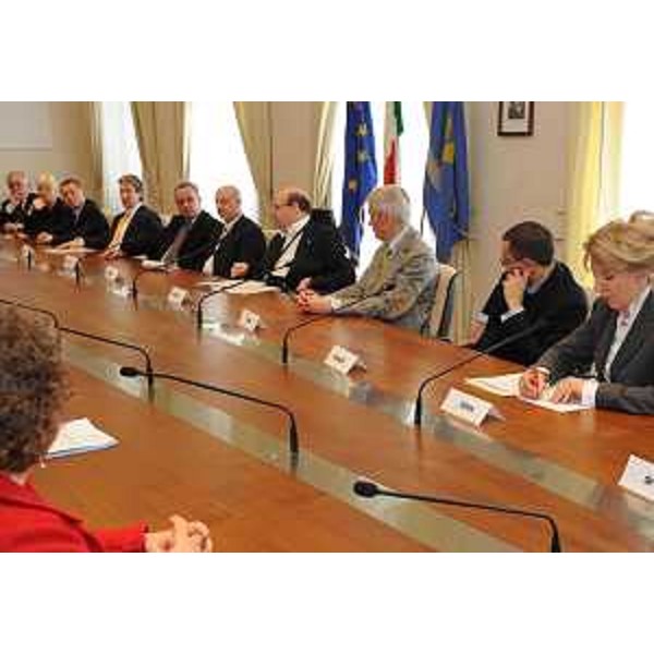 Il tavolo per la firma del "Protocollo in materia di adozioni internazionali" siglato tra Regione, Servizi sociali dei Comuni, Consultori familiari delle Aziende sanitarie, Magistratura minorile, Terzo settore e Ufficio Scolastico Regionale. (Trieste 18/03/11)