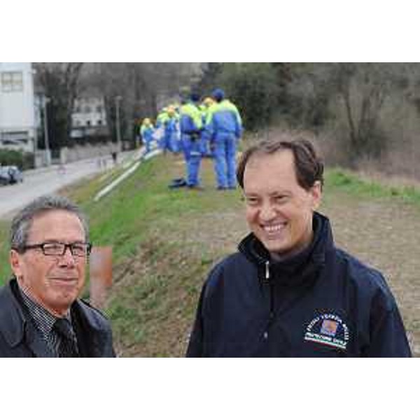 Franco Tommasini (Sindaco Gradisca d'Isonzo) e Luca Ciriani (Assessore regionale Protezione civile) nel corso della giornata di esercitazioni di Protezione civile. (19/03/11)