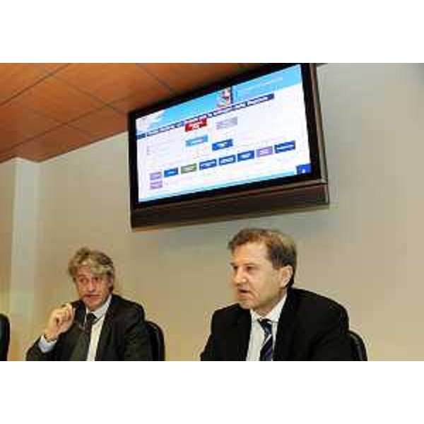 Renzo Tondo (Presidente Friuli Venezia Giulia) ed Edy Snaidero (Presidente Friulia SpA) nel corso dell'illustrazione delle linee strategiche di intervento della Finanziaria regionale Friulia. (Udine 21/03/11)