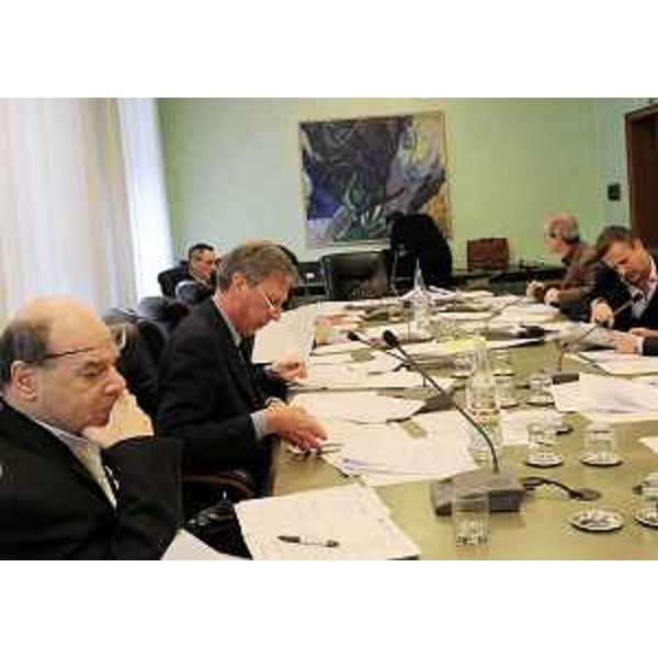 Vladimir Kosic (Assessore regionale Salute) e Giorgio Venier Romano (Presidente III Commissione consiliare) in III Commissione consiliare per l'approvazione del provvedimento sulle cure palliative e la terapia al dolore. (Trieste 22/03/11)