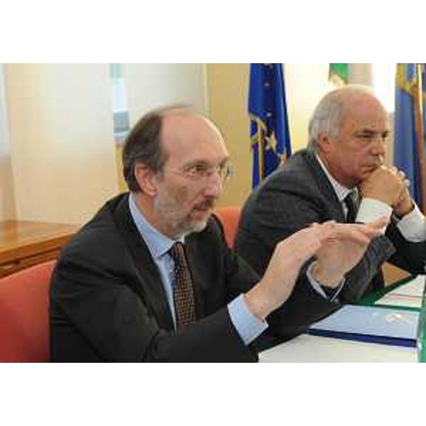 Riccardo Riccardi (Assessore regionale Infrastrutture e Mobilità) ed Emilio Sgarlata (Presidente CCIAA Gorizia) nel corso dell'incontro sulle problematiche del Porto di Monfalcone, all'Azienda speciale per il Porto di Monfalcone. (Monfalcone 23/03/11)