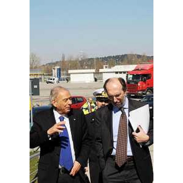 Ettore Romoli (Sindaco Gorizia) e Riccardo Riccardi (Assessore regionale Infrastrutture e Mobilità) in occasione dell'incontro sulle problematiche del Porto di Monfalcone, all'Azienda speciale per il Porto di Monfalcone. (Monfalcone 23/03/11)