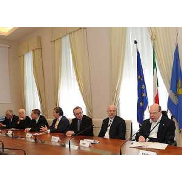 Vladimir Kosic (Assessore regionale Politiche sociali) al tavolo per la firma del "Protocollo in materia di adozioni internazionali" siglato tra Regione, Servizi sociali dei Comuni, Consultori familiari delle Aziende sanitarie, Magistratura minorile, Terzo settore e Ufficio Scolastico Regionale. (Trieste 18/03/11)