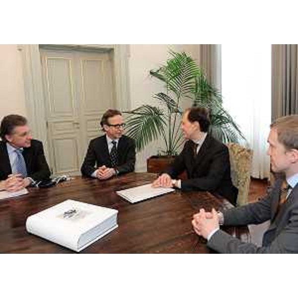 Guido Valenzin (Console onorario di Finlandia a Trieste), Petri Tuomi-Nikula (Ambasciatore di Finlandia in Italia) e Luca Ciriani (Vicepresidente FVG) nella sede della Regione. (Trieste 25/03/11)