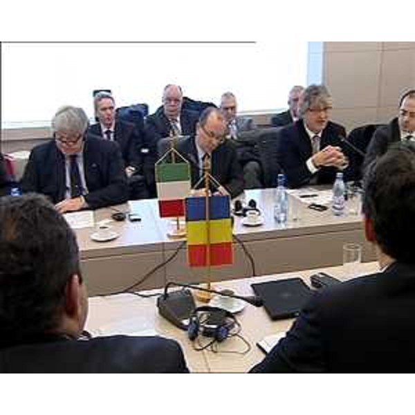 Elio De Anna (Assessore Relazioni internazionali FVG), Mario Cospito (Ambasciatore d'Italia a Bucarest) e Renzo Tondo (Presidente FVG) alla tavola rotonda nella sede del ministero dell'Economia romeno. (Bucarest 24/03/11)