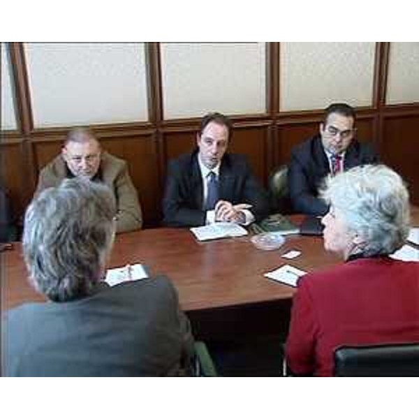 Renzo Tondo (Presidente FVG), di spalle, all'incontro con il segretario di Stato romeno per lo Sviluppo regionale e il Turismo Razvan Murgeanu, a sinistra, e Radu Dobre (Console generale di Romania a Trieste), a destra. (Bucarest 23/03/11)