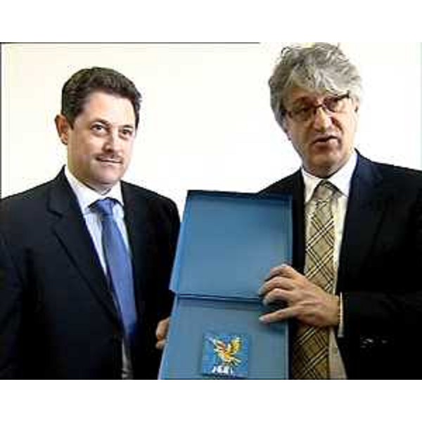 Marius Sorin-Ovidiu Bota (Senatore presidente Gruppo parlamentare di Amicizia Italia-Romania) e Renzo Tondo (Presidente FVG) nella sede del Parlamento. (Bucarest 24/03/11) 