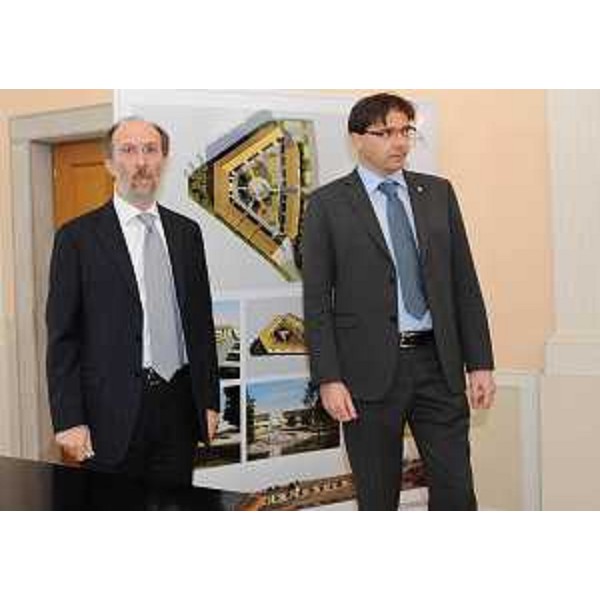 Riccardo Riccardi (Assessore regionale Lavori pubblici) e Federico Cressati (Sindaco Palmanova) in Municipio per l'illustrazione del progetto di costruzione di 50 alloggi ATER nel quartiere Santa Giustina. (Palmanova 26/03/11)
