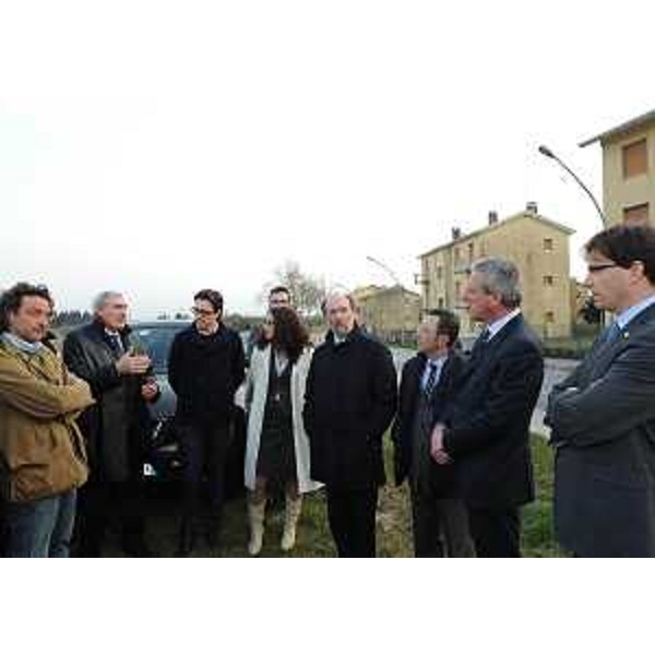 Riccardo Riccardi (Assessore regionale Lavori pubblici) in sopralluogo nel quartiere Santa Giustina interessato dal progetto di costruzione di 50 alloggi ATER. (Palmanova 26/03/11) 