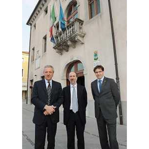 Attilio Vuga (Presidente ATER Udine), Riccardo Riccardi (Assessore regionale Lavori pubblici) e Federico Cressati (Sindaco Palmanova) davanti al Municipio in occasione dell'illustrazione del progetto di costruzione di 50 alloggi ATER nel quartiere Santa Giustina. (Palmanova 26/03/11)
