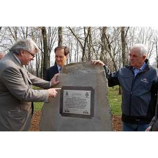 Elio De Anna (Assessore regionale Sport), Luca Ciriani (Vicepresidente FVG) ed Enzo Cainero (Presidente Comitato Tappa Giro d'Italia) presso il cippo commemorativo dedicato al CRO. (Aviano 26/03/11)