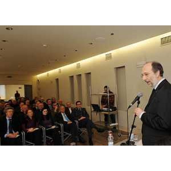 Riccardo Riccardi (Assessore regionale Infrastrutture) interviene al convegno "Gorizia-Nova Gorica-Sempeter/Vrtojba, cerniera ferroviaria d'Europa". (Gorizia 28/03/11)