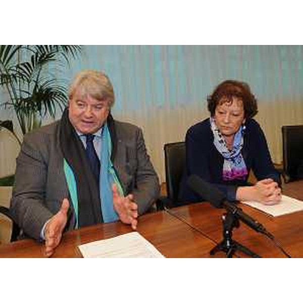 Elio De Anna (Assessore Relazioni internazionali FVG) e Vlasta Pelikan Valencic (Console generale di Slovenia a Trieste) in conferenza stampa sui progetti strategici del Programma Interreg Italia/Slovenia. (Udine 28/03/11)