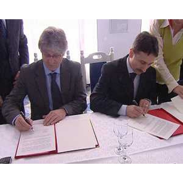 Renzo Tondo (Presidente FVG) e Ion Dumitrel (Presidente Contea di Alba) all'atto della firma del Documento d'intesa per la collaborazione tra FVG e Contea di Alba, nella sede della Contea. (Alba Iulia 25/03/11)