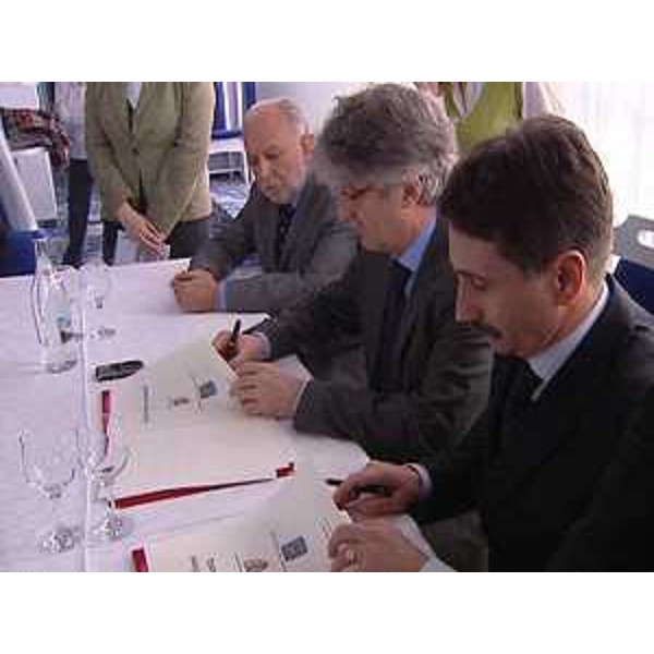 Stefano Mistretta (Console generale d'Italia a Timisoara), Renzo Tondo (Presidente FVG) e Ion Dumitrel (Presidente Contea di Alba) all'atto della firma del Documento d'intesa per la collaborazione tra FVG e Contea di Alba, nella sede della Contea. (Alba Iulia 25/03/11)
