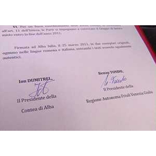Il Documento d'intesa per la collaborazione tra FVG e Contea di Alba con le firme di Ion Dumitrel (Presidente Contea di Alba) e Renzo Tondo (Presidente FVG). (Alba Iulia 25/03/11)